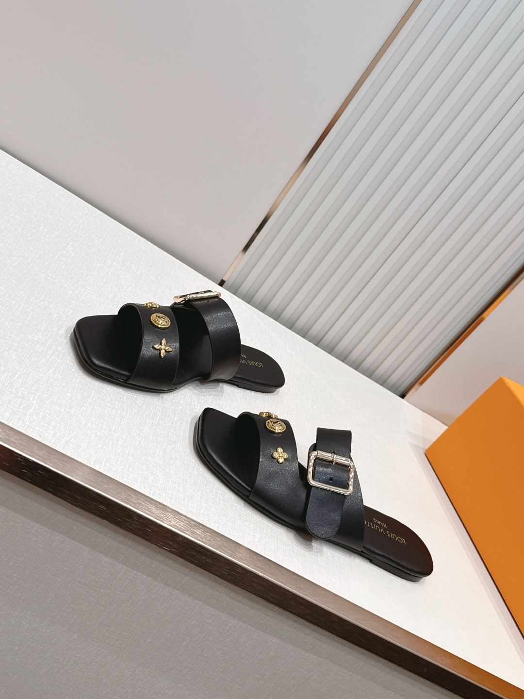Louis vuitt..ss26 new arrival～凉拖鞋LV Isola凉鞋，搭配经典老花 五