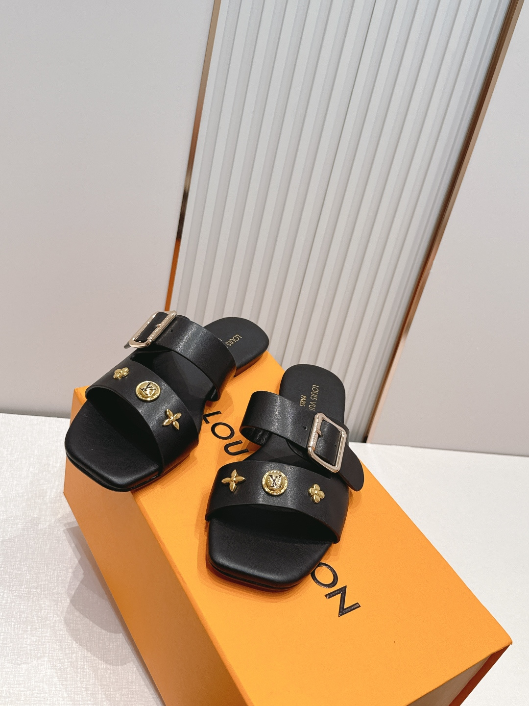 Louis vuitt..ss26 new arrival～凉拖鞋LV Isola凉鞋，搭配经典老花 五