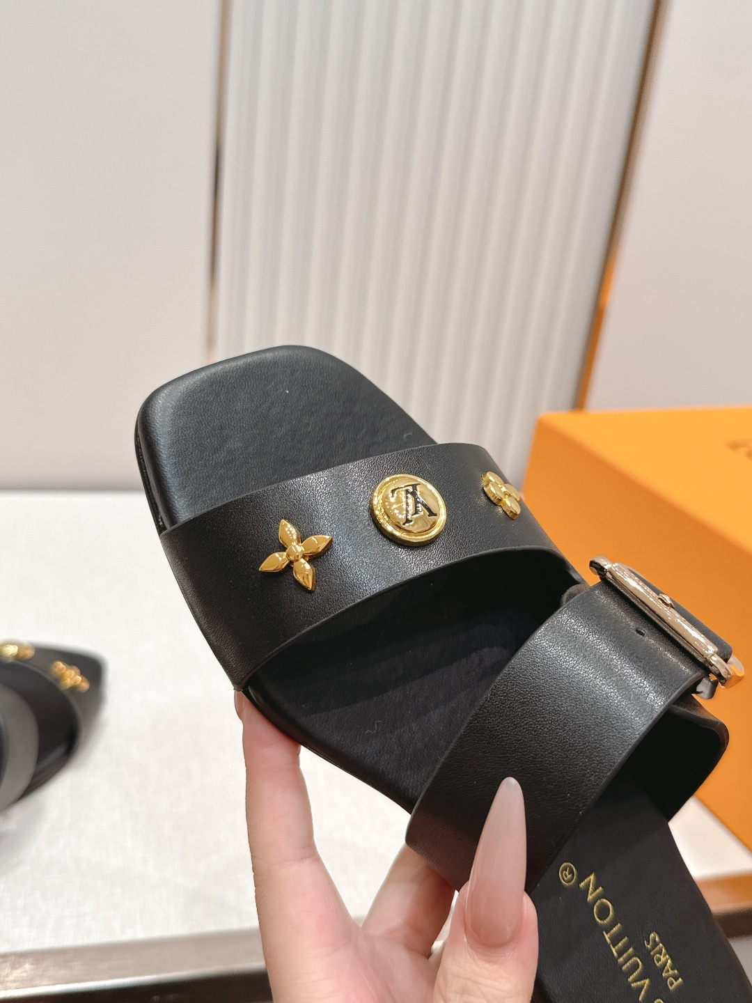 Louis vuitt..ss26 new arrival～凉拖鞋LV Isola凉鞋，搭配经典老花 五
