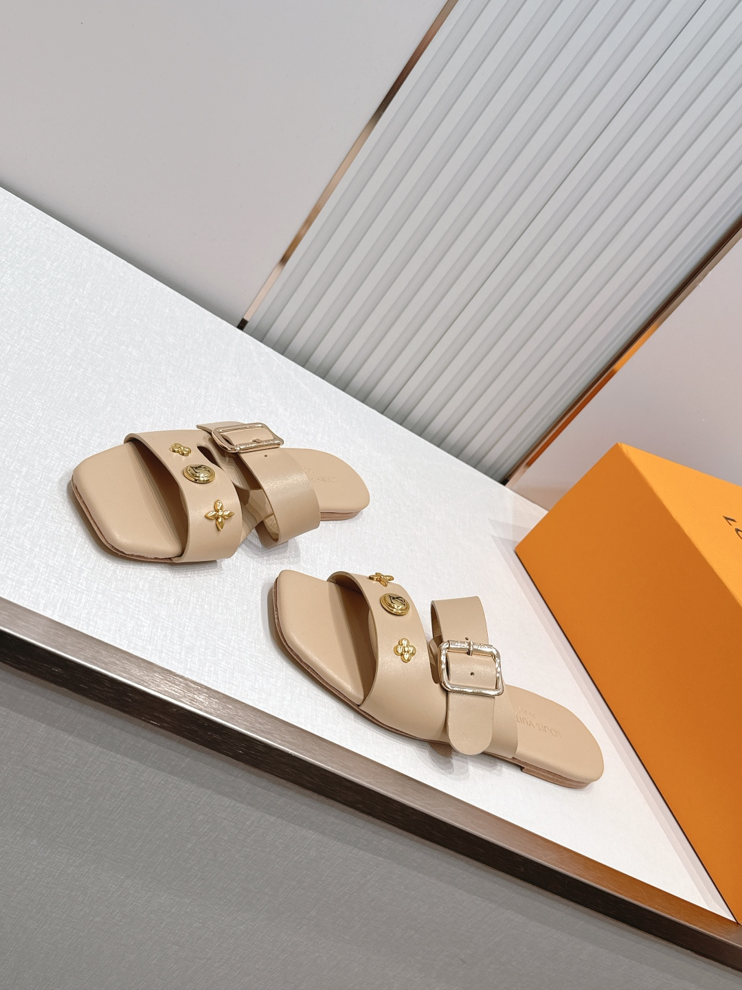 Louis vuitt..ss26 new arrival～凉拖鞋LV Isola凉鞋，搭配经典老花 五