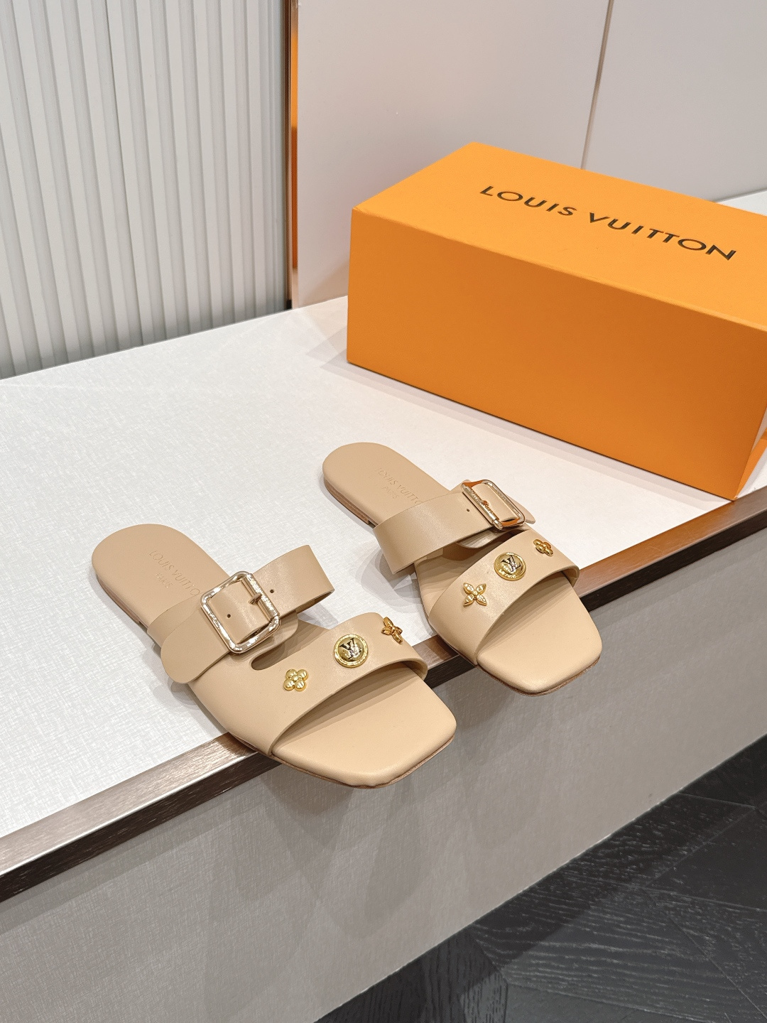 NO:873812,Louis vuitt..ss26 new arrival～sandal slippers LV Isola sandals, with classic presbyopic hardware, are very recognizable. They are easy to put on and take off, suitable for different foot types. They can be easily used for daily life or vacation. The overall design is comfortable and fashionable. It is a versatile item in summer, and can be easily held in both casual and vacation style!  Leather outsole size: 35-40.41.42, slippers, louis vuitton, louis vuitton, sandals, slippers, Leather soles19860909Louis vuitt..ss26 new arrival～凉拖鞋 LV Isola凉鞋,搭配经典老花 五金 超有辨识度.穿脱方便,适合不同脚型.日常或度假都能轻松驾驭.整体设计舒适又时髦,是夏季百搭单品,无论休闲还是度假风都能轻松hold住！真皮大底 size:35-40.41.42,拖鞋,louis vuitton,louis vuitton,sandals,slippers,Leather soles,Women's Shoes