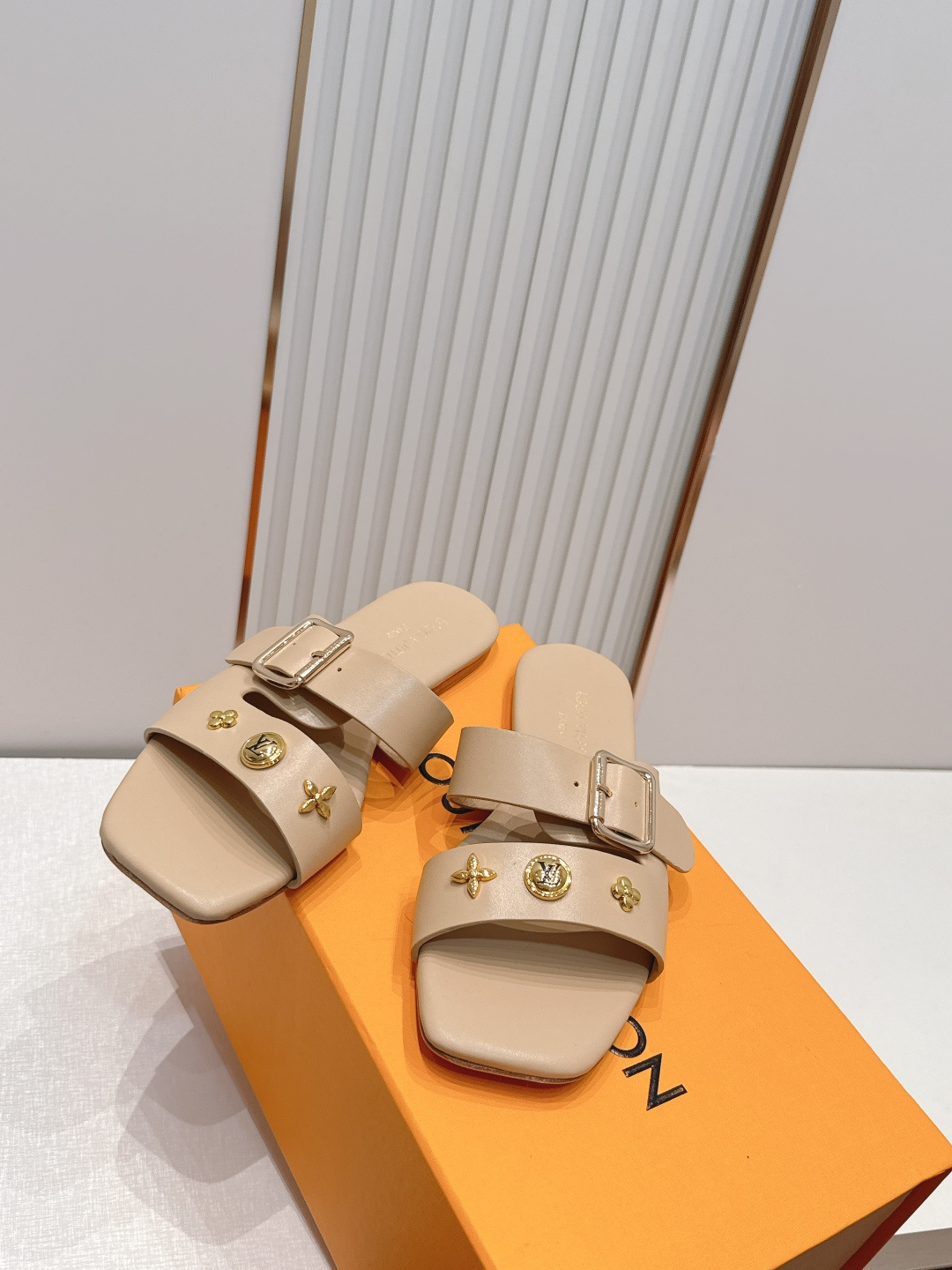 Louis vuitt..ss26 new arrival～凉拖鞋LV Isola凉鞋，搭配经典老花 五