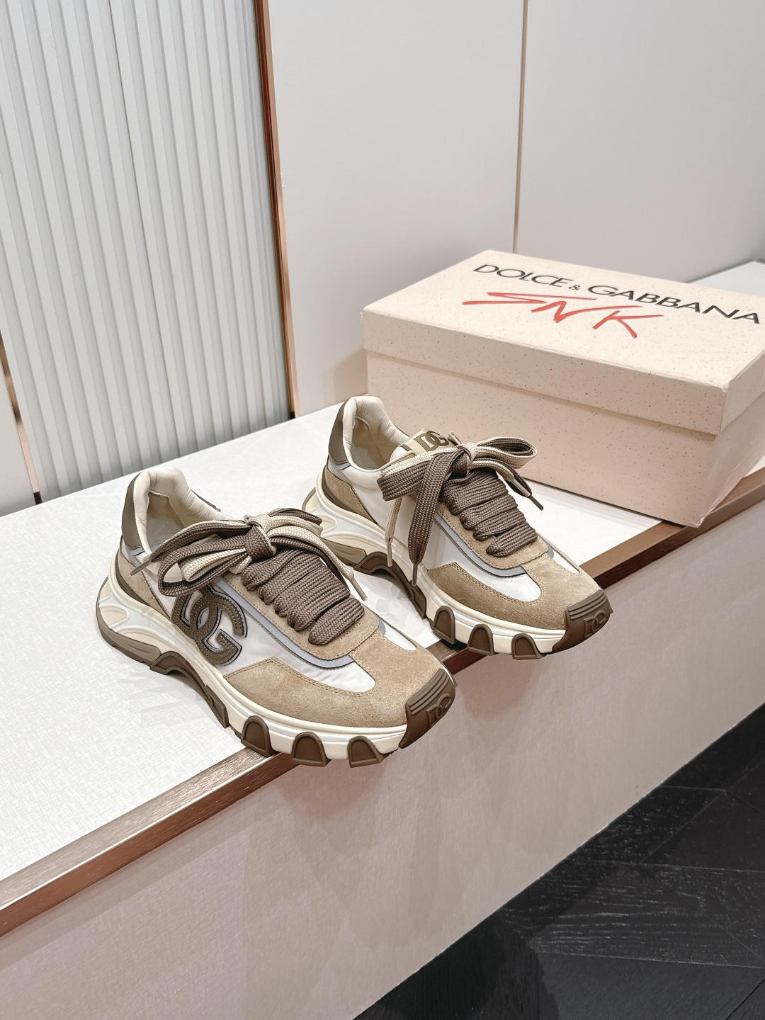 NO:873785,Dolce&Gabbana 26ss new couple products, counter new sports shoes, thick-soled casual shoes, hot-selling series... Thick-soled casual shoes DG iconic code meets the metaverse, giving the brand DNA a futuristic vision, cleverly integrating timeless materials and modern textures. Brand new DG color-blocked fashion sneakers, embellished with personalized DG logos, showing Margiela's fashionable design sense, the peak is on the market. The foot is the king... Various colors are available, and the counter is fully packaged!  Upper Original customized breathable mesh + cowhide Lining Suede/mesh Outsole Original molded ultra-light molded outsole Size 35-46 (40 for women and 45 for men, non-returnable), casual shoes/sports shoes, Dolce&Gabbana, masion margiela, Dolce&Gabbana, sneakers, cowhide, sheepskin19860909Dolce&Gabbana杜嘉班纳 26ss情侣款新品 专柜新款运动鞋厚底休闲鞋 爆款系列…… 厚底休闲鞋DG 标志性代码与元宇宙相遇,赋予品牌 DNA 未来主义愿景,将隽永材质与现代纹理巧妙融合 全新 dg拼色时尚运动鞋,点缀个性化 DG 徽标,尽显马吉拉时髦设计感,上市即巅峰 上脚即王者……多种配色都有,专柜全套包装！ 鞋面 原版定制透气网拼+牛皮 内里 小山羊皮/网拼 大底 原版开模超轻成型大底 Size35-46(女40男45 46订做不退换),休闲鞋/运动鞋,Dolce&Gabbana,masion margiela,Dolce&Gabbana,sneakers,cowhide,sheepskin,Women's Shoes
