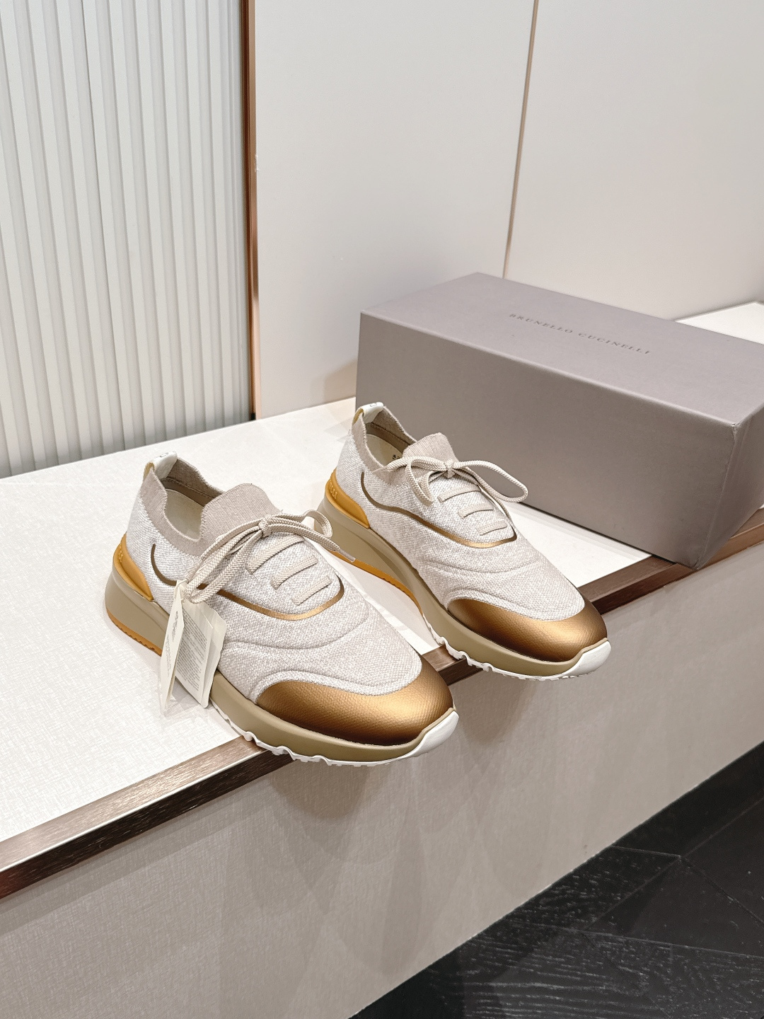 NO:873793,Men's BRUNELLO CUCINELLI's new men's series old money style casual sports shoes, bc is very tasteful, each one is admirable, very attractive, an essential item for boys' shoe cabinets, minimalist style, old money style, retro and high-end!  Simple and elegant, it is a very attractive style!  The king of advanced jokers, completely irresistible!  The feet feel very good and very comfortable!  Very breathable, looks ordinary, easy to wear and handsome!  Material: high-grade fabric + cowhide, outsole, rubber, two-color outsole, size 39-46 (45.46 custom-made, non-returnable), casual shoes/sports shoes, brunello cucinelli, sneakers, cowhide19860909男款  BRUNELLO CUCINELLI新款男士系列老钱风休闲运动鞋 bc很有品味 每一款都让人爱不释手,非常耐看,男生鞋柜必不可少的单品 极简主义风格, 老钱风复古又高级！简约又大气,属于非常耐看的款式！ 高级百搭之王,完全没有抵抗力！脚感很好超舒服！非常透气看起来平平无奇,又好穿又帅！ 材料高级织物+牛皮 大底橡胶双色大底 size39-46 (45.46订做不退换),休闲鞋/运动鞋,brunello cucinelli,sneakers,cowhide,Women's Shoes