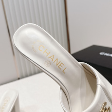 顶级版本 Chanel 香奈儿 26春夏新款经典扣翻盖书包扣一字拖鞋方头高跟凉拖鞋鞋身的金色旋扣是整双鞋 顶级版本 Chanel 香奈儿 26春夏新款经典扣翻盖书包扣一字拖鞋方头高跟凉拖鞋鞋身的金色旋扣是整双鞋