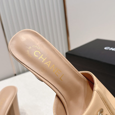 顶级版本 Chanel 香奈儿 26春夏新款经典扣翻盖书包扣一字拖鞋方头高跟凉拖鞋鞋身的金色旋扣是整双鞋 顶级版本 Chanel 香奈儿 26春夏新款经典扣翻盖书包扣一字拖鞋方头高跟凉拖鞋鞋身的金色旋扣是整双鞋