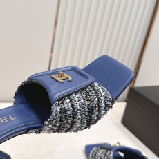 顶级版本 Chanel 香奈儿 26春夏新款经典扣翻盖书包扣一字拖鞋方头高跟凉拖鞋鞋身的金色旋扣是整双鞋 顶级版本 Chanel 香奈儿 26春夏新款经典扣翻盖书包扣一字拖鞋方头高跟凉拖鞋鞋身的金色旋扣是整双鞋