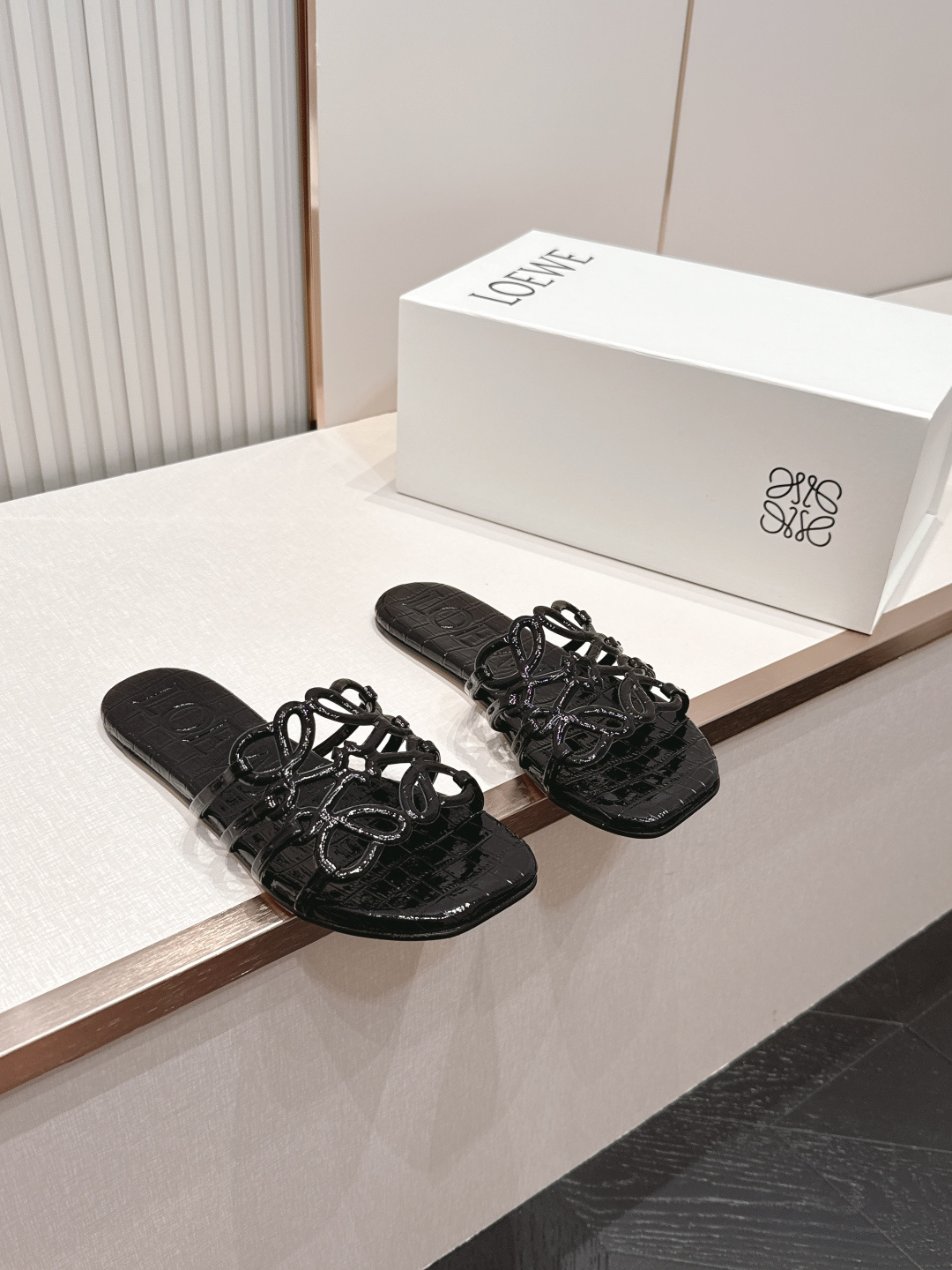 平底款  LOEWE 罗意威 26ss春夏新品拖鞋系列品牌经典鞋面 高级优雅 让你念念不忘 颜色也很耐看