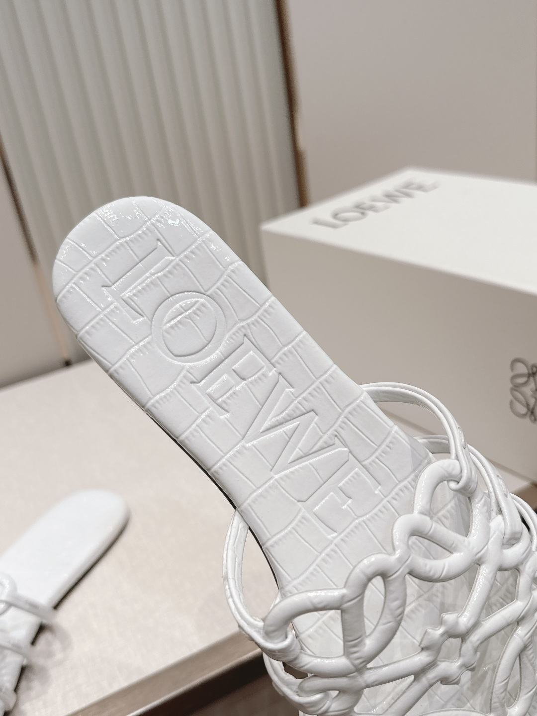 平底款  LOEWE 罗意威 26ss春夏新品拖鞋系列品牌经典鞋面 高级优雅 让你念念不忘 颜色也很耐看
