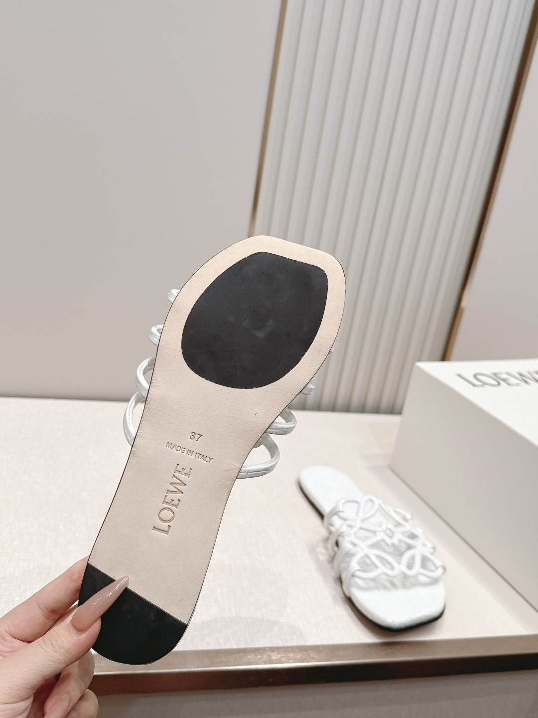平底款  LOEWE 罗意威 26ss春夏新品拖鞋系列品牌经典鞋面 高级优雅 让你念念不忘 颜色也很耐看