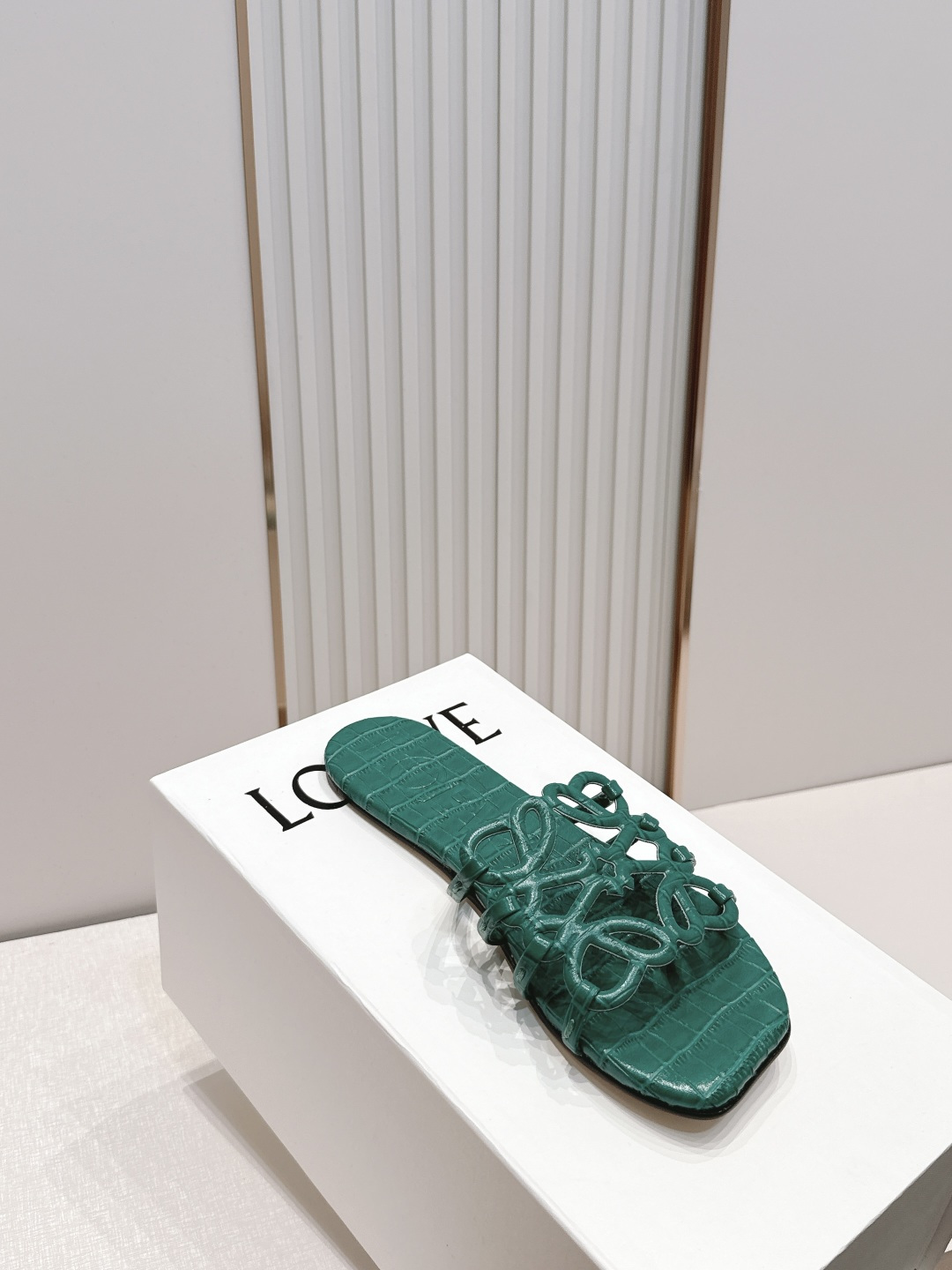 平底款  LOEWE 罗意威 26ss春夏新品拖鞋系列品牌经典鞋面 高级优雅 让你念念不忘 颜色也很耐看