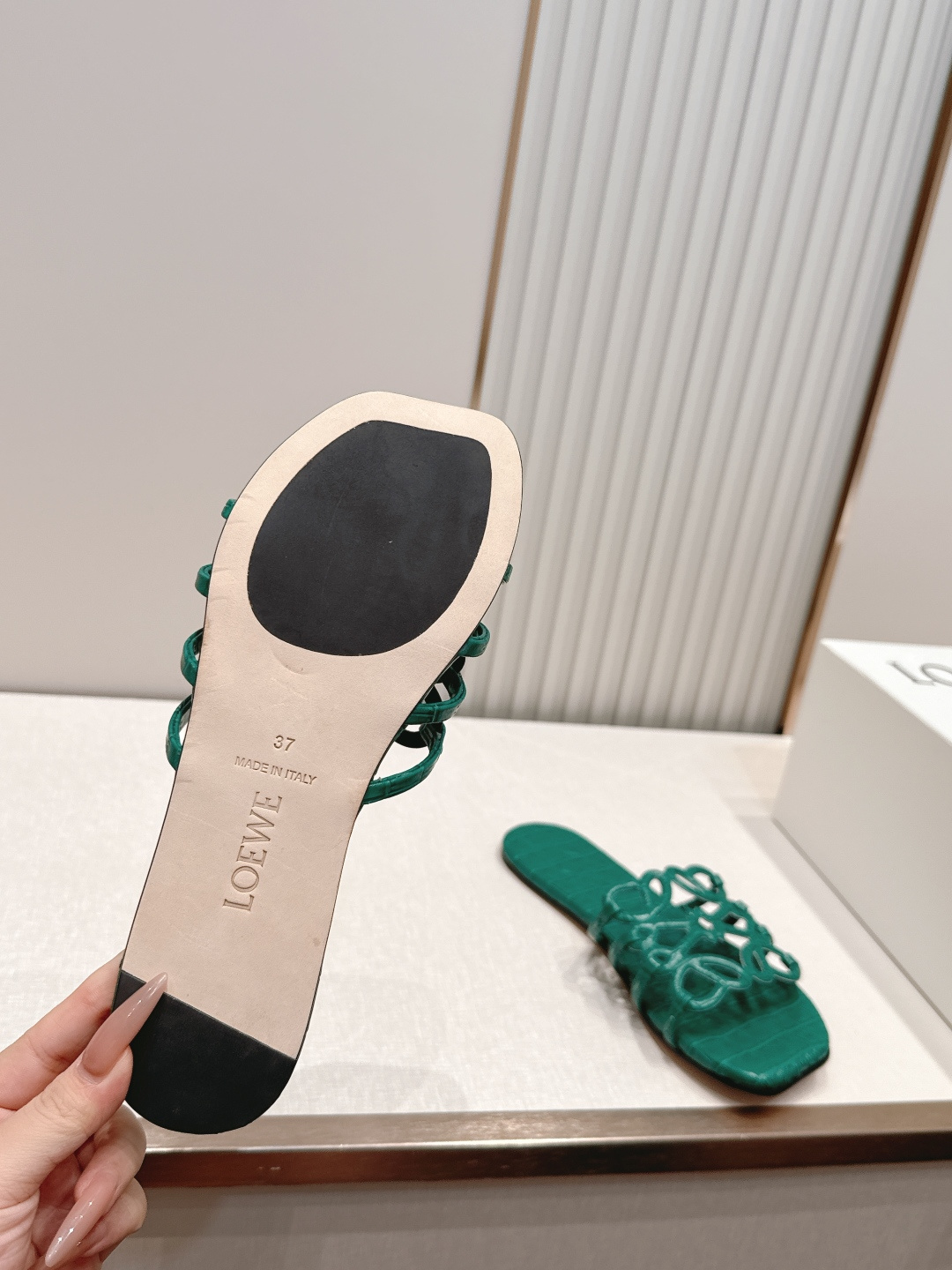 平底款  LOEWE 罗意威 26ss春夏新品拖鞋系列品牌经典鞋面 高级优雅 让你念念不忘 颜色也很耐看