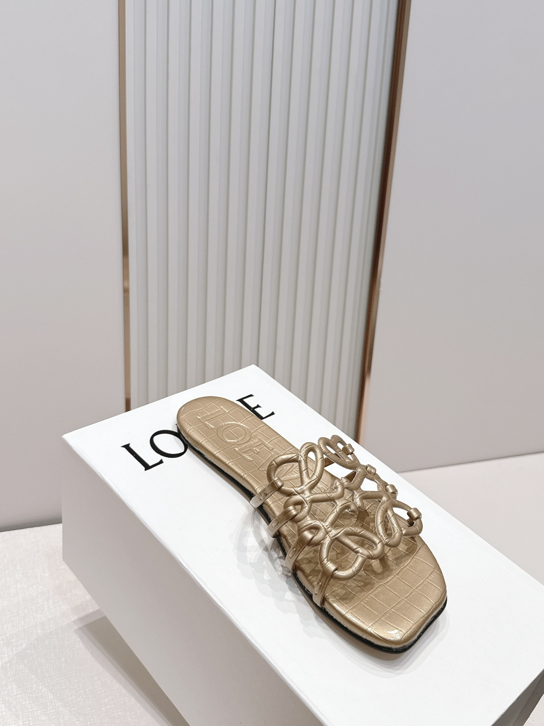平底款  LOEWE 罗意威 26ss春夏新品拖鞋系列品牌经典鞋面 高级优雅 让你念念不忘 颜色也很耐看