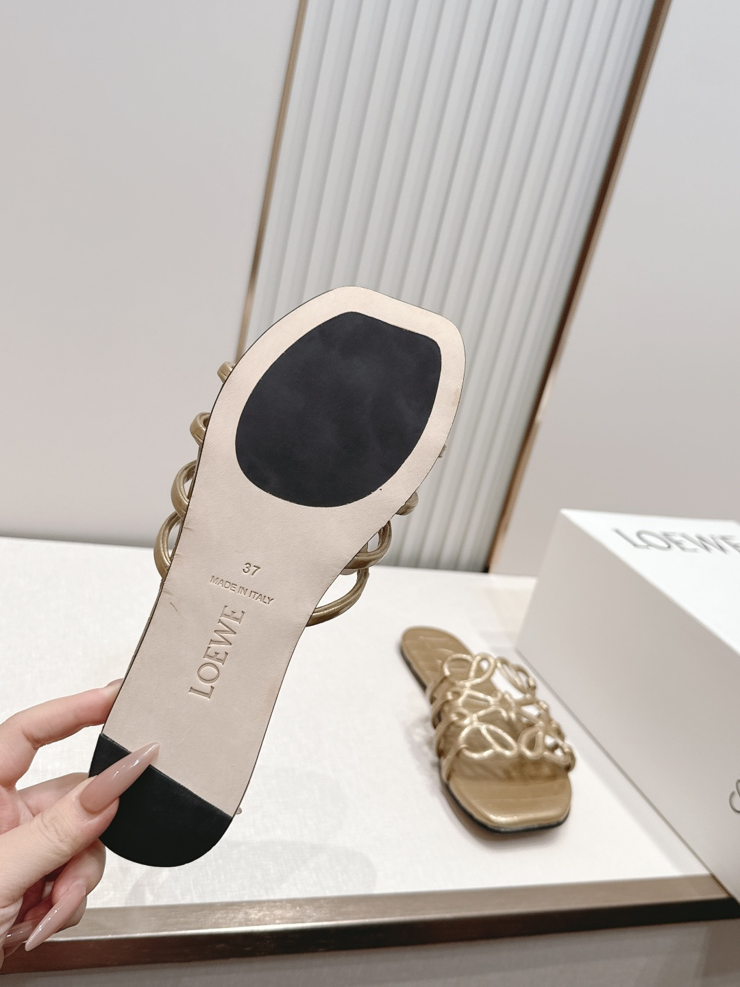 平底款  LOEWE 罗意威 26ss春夏新品拖鞋系列品牌经典鞋面 高级优雅 让你念念不忘 颜色也很耐看