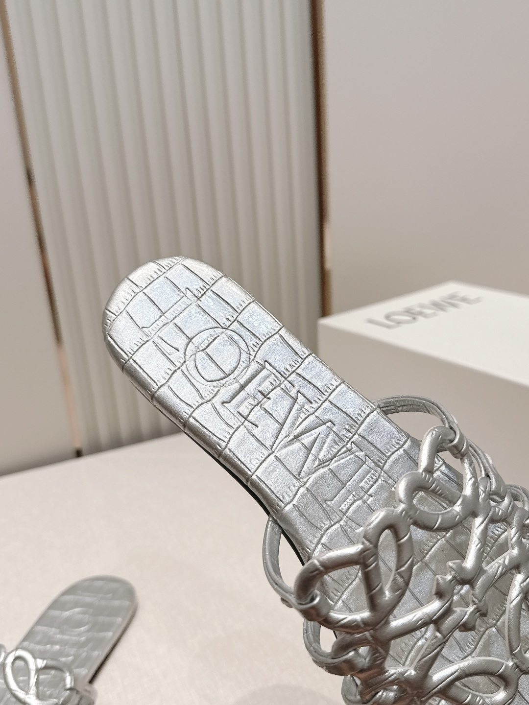平底款  LOEWE 罗意威 26ss春夏新品拖鞋系列品牌经典鞋面 高级优雅 让你念念不忘 颜色也很耐看
