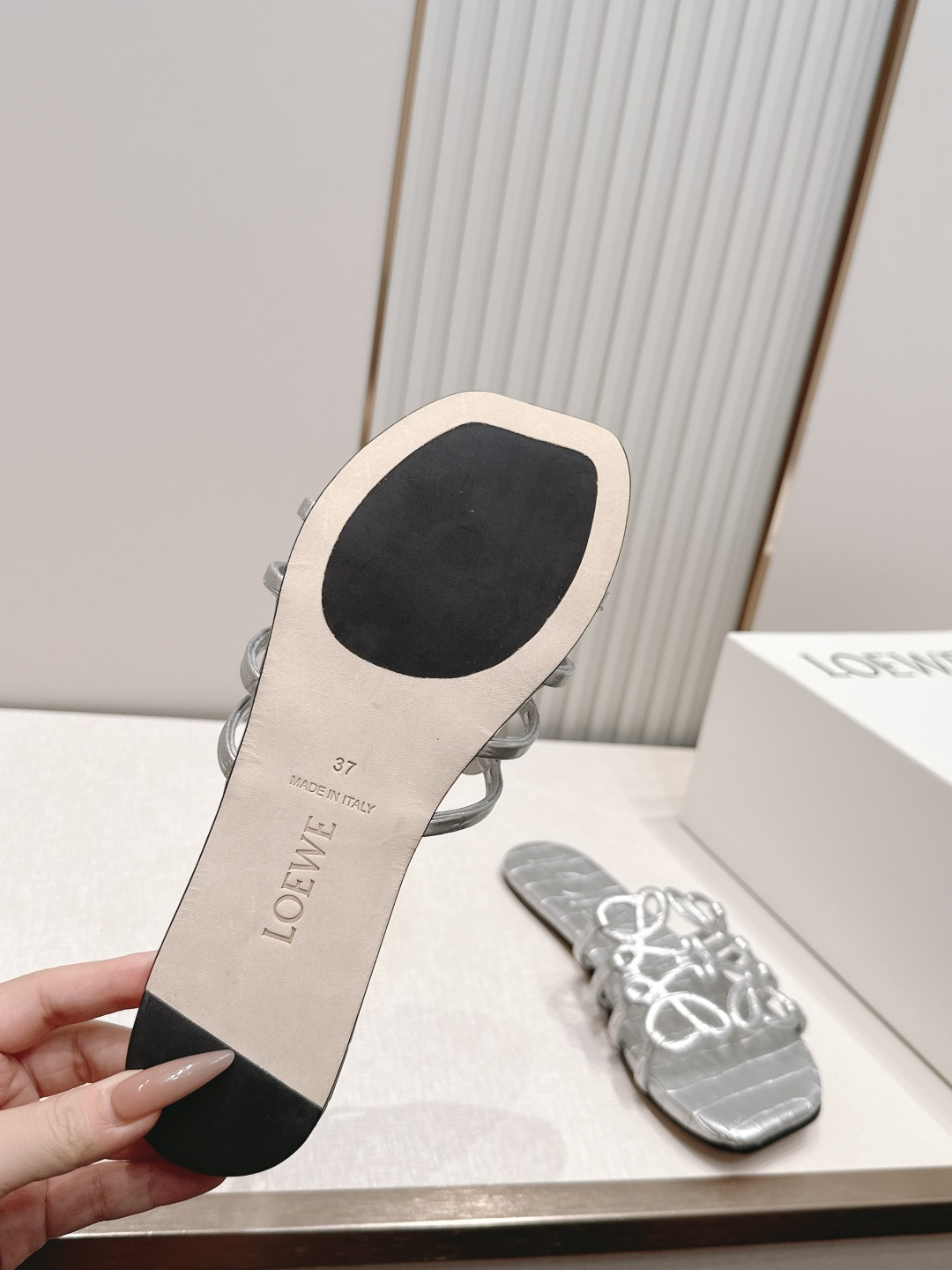 平底款  LOEWE 罗意威 26ss春夏新品拖鞋系列品牌经典鞋面 高级优雅 让你念念不忘 颜色也很耐看