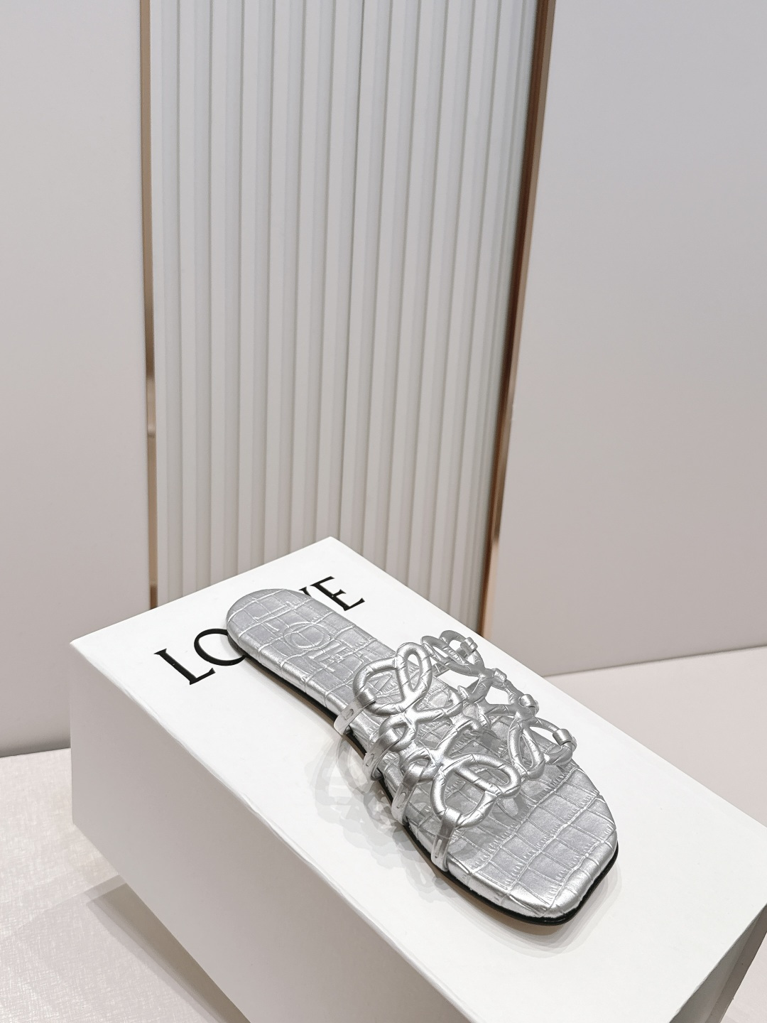 平底款  LOEWE 罗意威 26ss春夏新品拖鞋系列品牌经典鞋面 高级优雅 让你念念不忘 颜色也很耐看