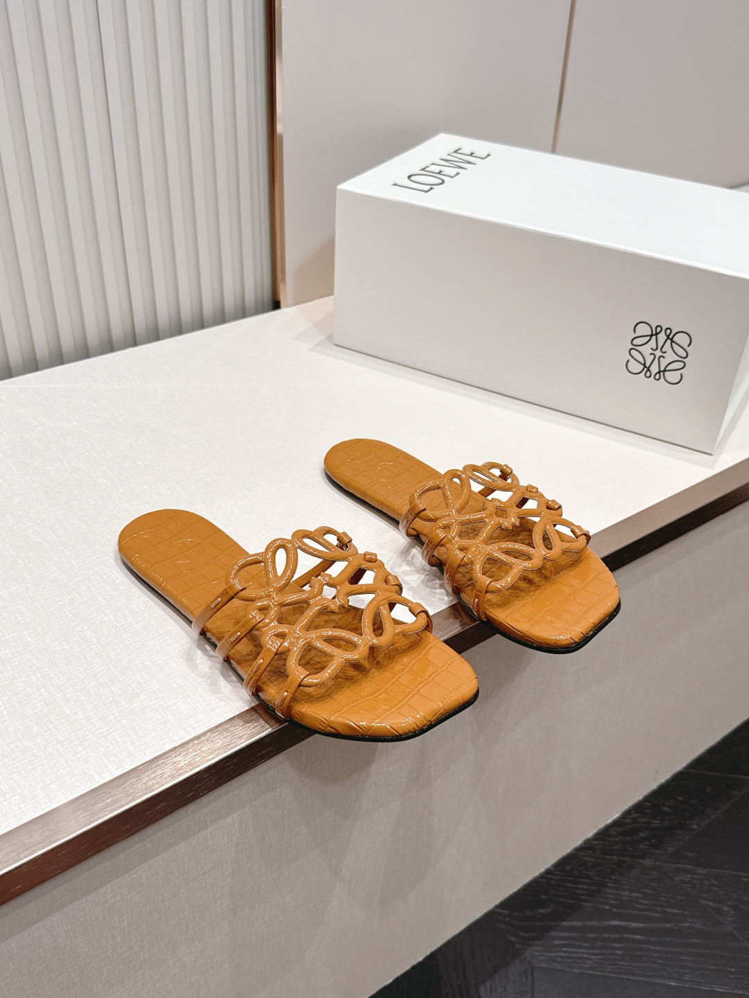 平底款  LOEWE 罗意威 26ss春夏新品拖鞋系列品牌经典鞋面 高级优雅 让你念念不忘 颜色也很耐看