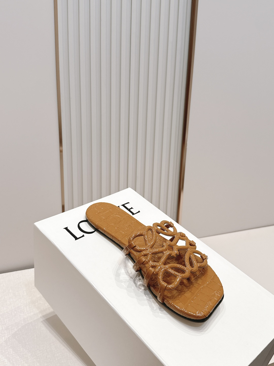 平底款  LOEWE 罗意威 26ss春夏新品拖鞋系列品牌经典鞋面 高级优雅 让你念念不忘 颜色也很耐看