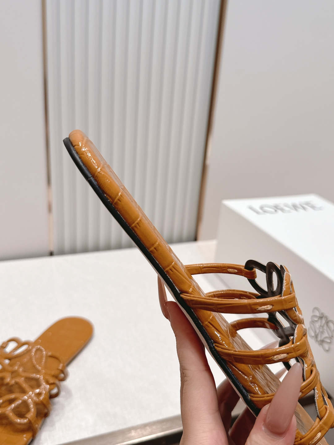 平底款  LOEWE 罗意威 26ss春夏新品拖鞋系列品牌经典鞋面 高级优雅 让你念念不忘 颜色也很耐看