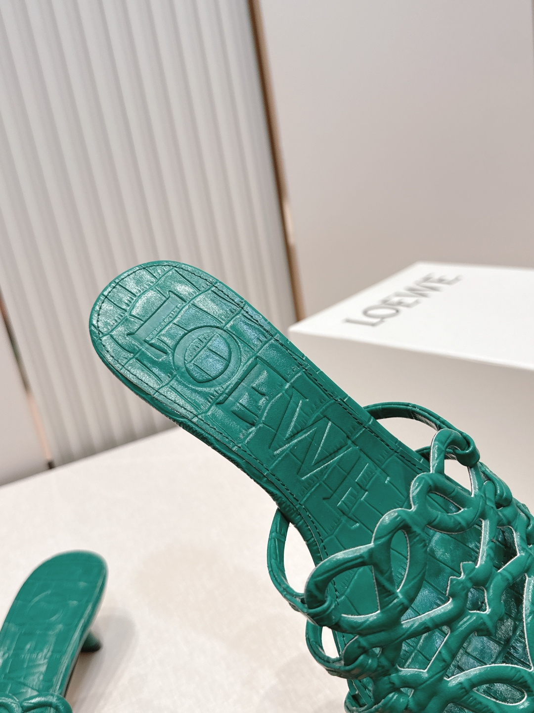 小高跟款  LOEWE 罗意威 26ss春夏新品拖鞋系列品牌经典鞋面 高级优雅 让你念念不忘 颜色也很耐