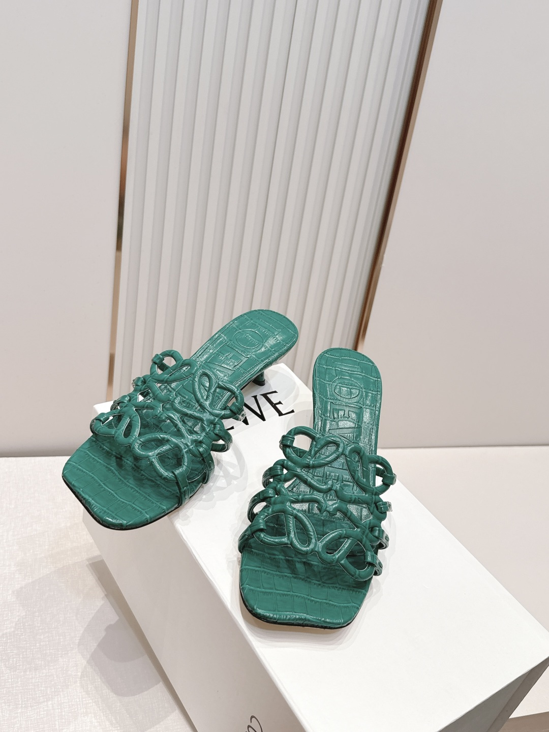 小高跟款  LOEWE 罗意威 26ss春夏新品拖鞋系列品牌经典鞋面 高级优雅 让你念念不忘 颜色也很耐