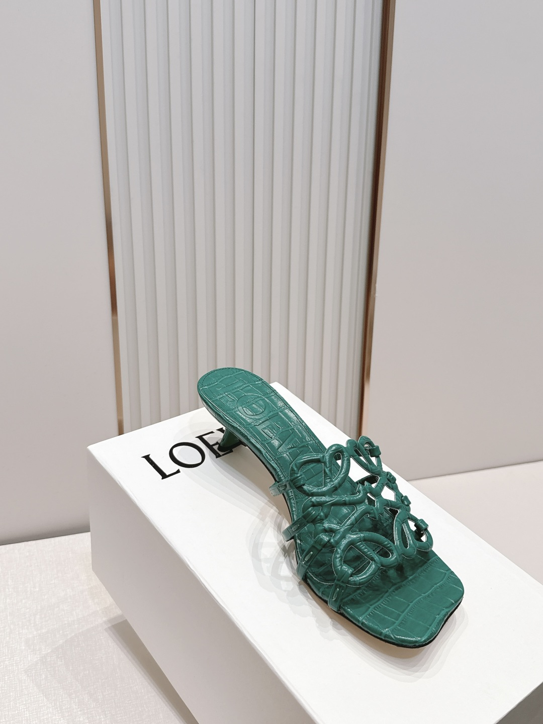 小高跟款  LOEWE 罗意威 26ss春夏新品拖鞋系列品牌经典鞋面 高级优雅 让你念念不忘 颜色也很耐