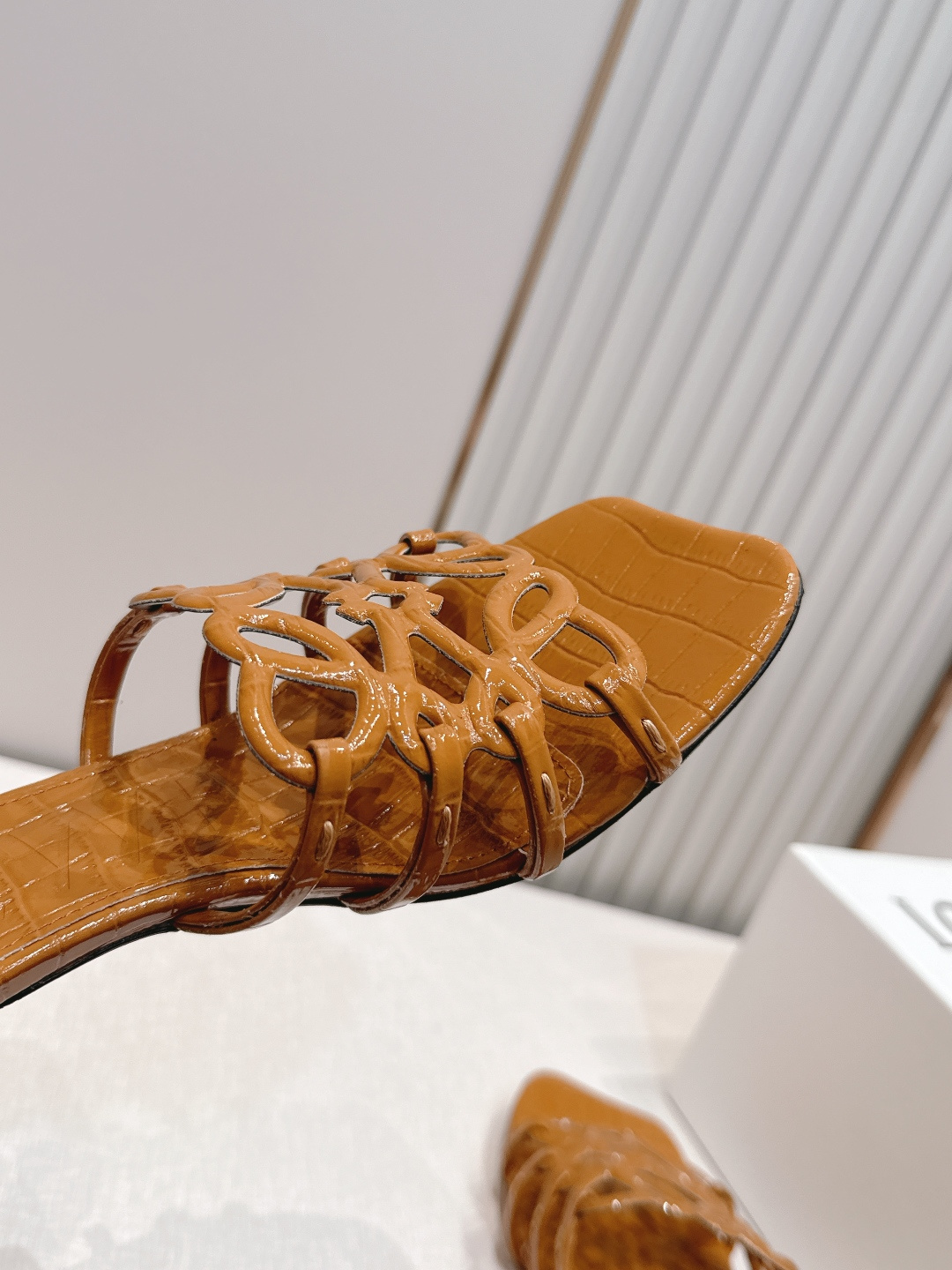小高跟款  LOEWE 罗意威 26ss春夏新品拖鞋系列品牌经典鞋面 高级优雅 让你念念不忘 颜色也很耐