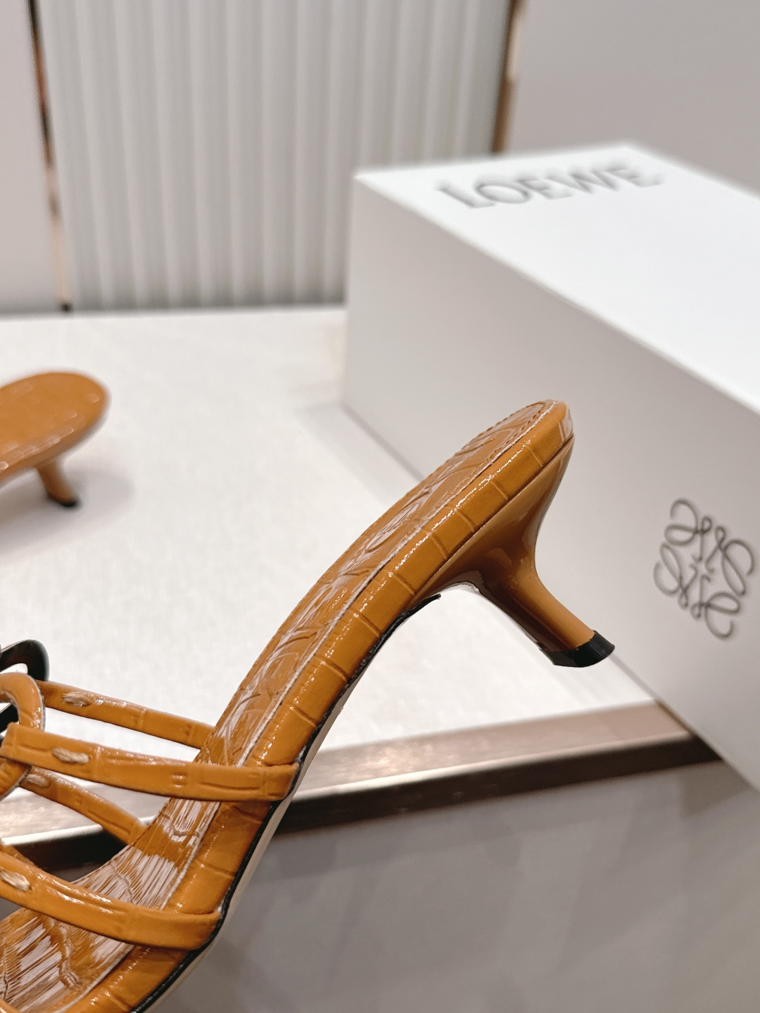 小高跟款  LOEWE 罗意威 26ss春夏新品拖鞋系列品牌经典鞋面 高级优雅 让你念念不忘 颜色也很耐
