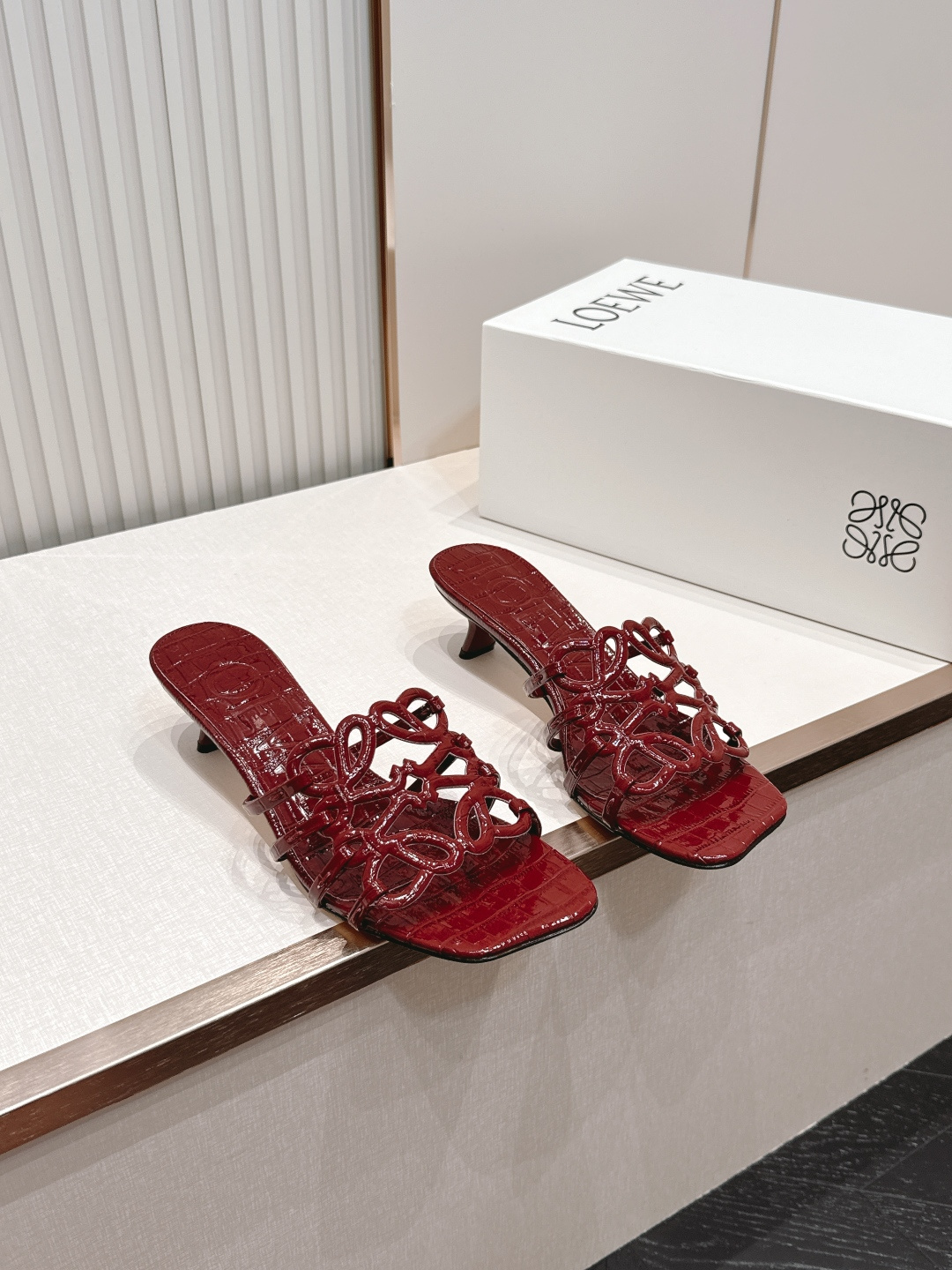 小高跟款  LOEWE 罗意威 26ss春夏新品拖鞋系列品牌经典鞋面 高级优雅 让你念念不忘 颜色也很耐