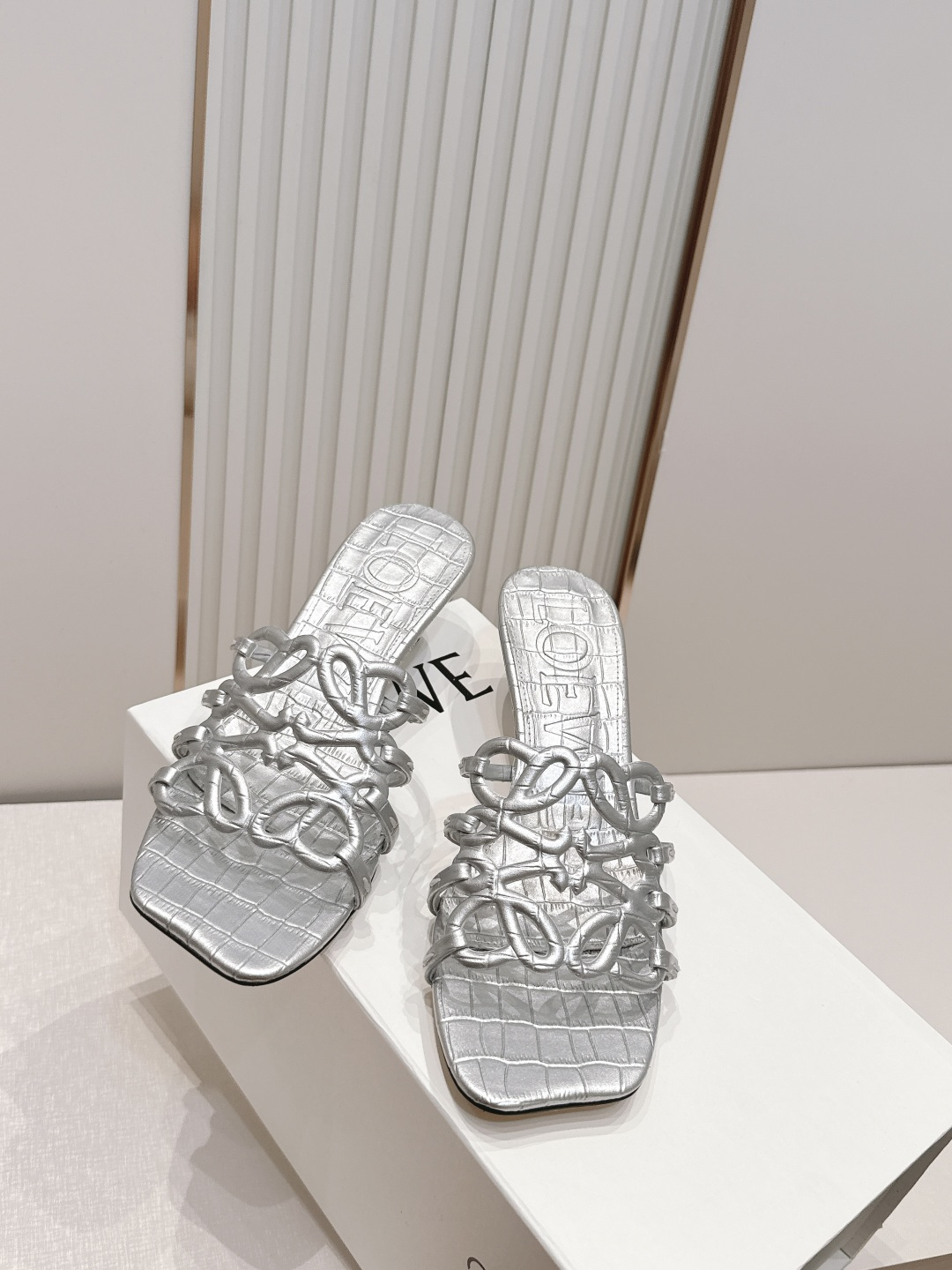 小高跟款  LOEWE 罗意威 26ss春夏新品拖鞋系列品牌经典鞋面 高级优雅 让你念念不忘 颜色也很耐