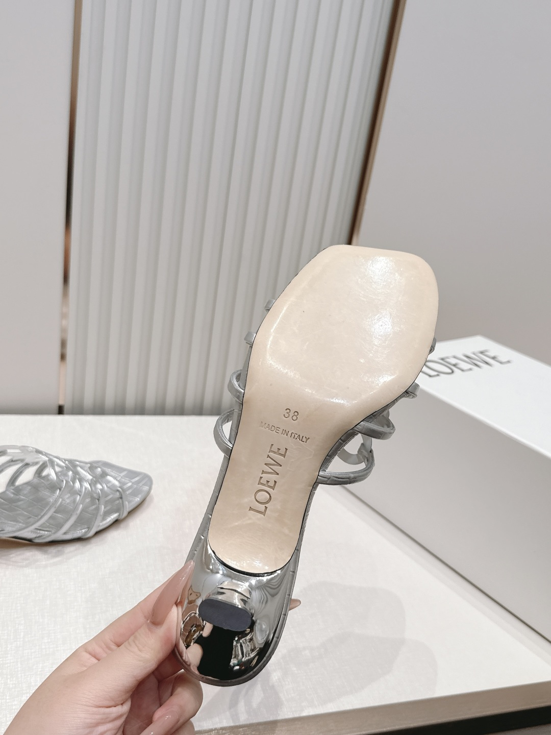 小高跟款  LOEWE 罗意威 26ss春夏新品拖鞋系列品牌经典鞋面 高级优雅 让你念念不忘 颜色也很耐
