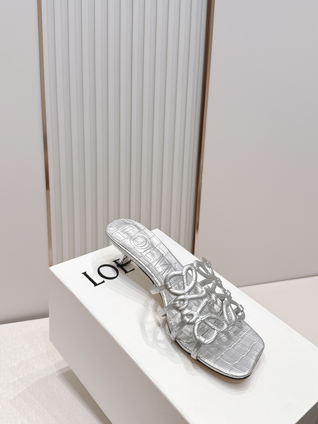 小高跟款  LOEWE 罗意威 26ss春夏新品拖鞋系列品牌经典鞋面 高级优雅 让你念念不忘 颜色也很耐