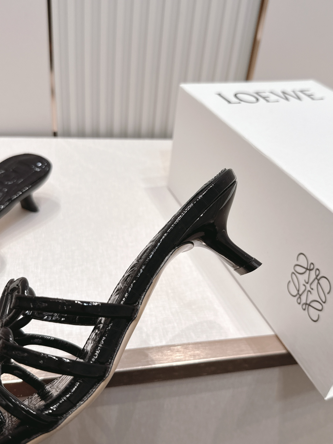 小高跟款  LOEWE 罗意威 26ss春夏新品拖鞋系列品牌经典鞋面 高级优雅 让你念念不忘 颜色也很耐
