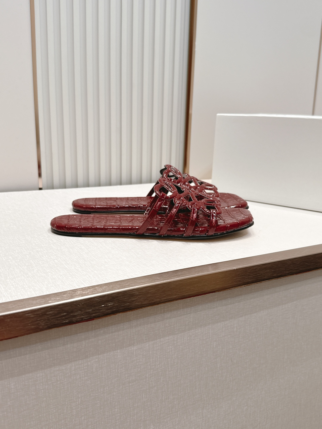 平底款  LOEWE 罗意威 26ss春夏新品拖鞋系列品牌经典鞋面 高级优雅 让你念念不忘 颜色也很耐看