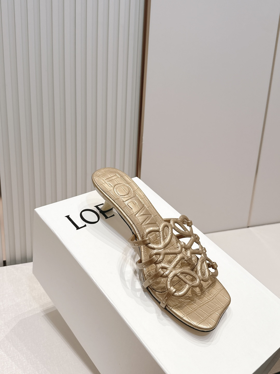小高跟款  LOEWE 罗意威 26ss春夏新品拖鞋系列品牌经典鞋面 高级优雅 让你念念不忘 颜色也很耐