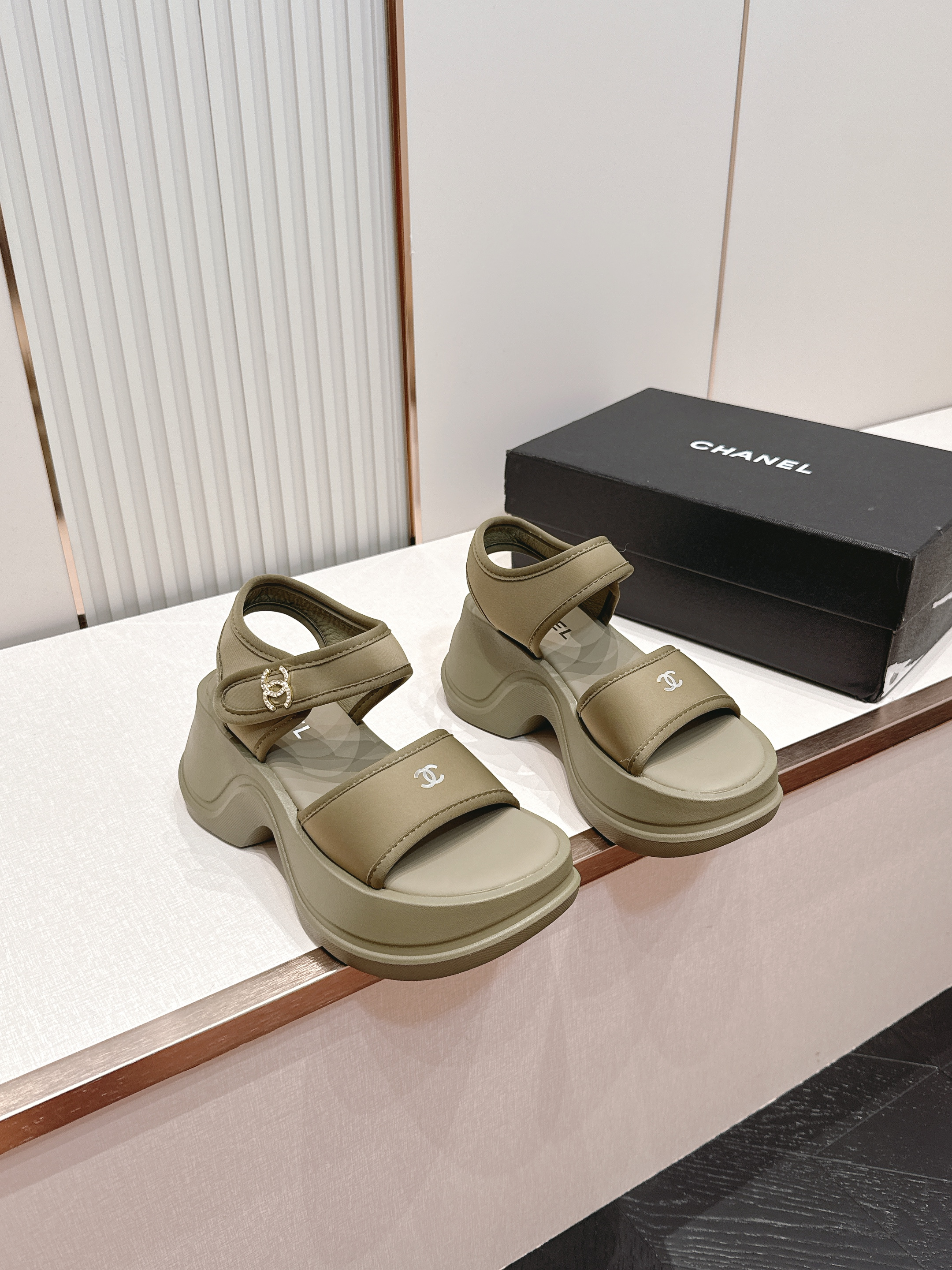 CHANEL香奈儿 2026vs夏季新款凉鞋系列……圆头厚底凉鞋 制皮面、颜色、定制独特的穿皮条复杂工艺