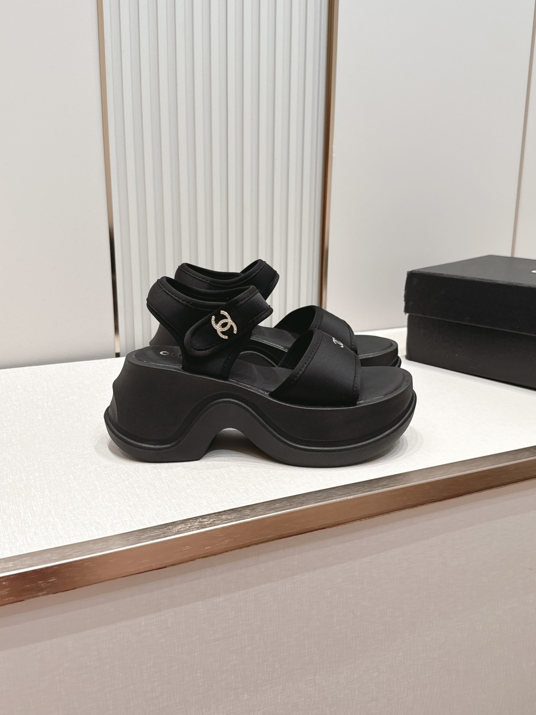 CHANEL香奈儿 2026vs夏季新款凉鞋系列……圆头厚底凉鞋 制皮面、颜色、定制独特的穿皮条复杂工艺