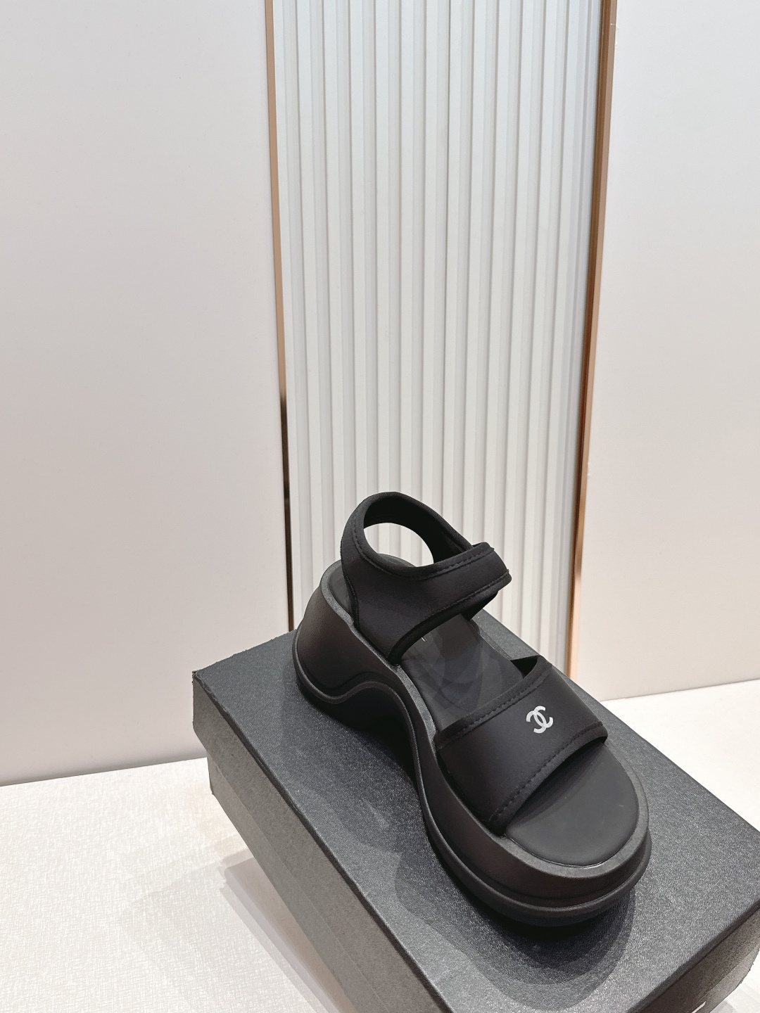 CHANEL香奈儿 2026vs夏季新款凉鞋系列……圆头厚底凉鞋 制皮面、颜色、定制独特的穿皮条复杂工艺