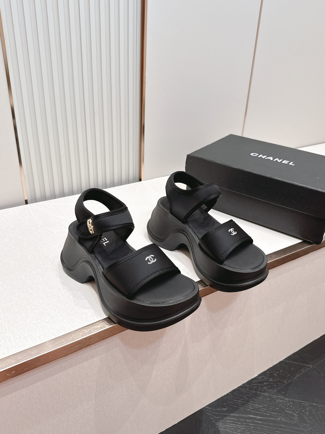 CHANEL香奈儿 2026vs夏季新款凉鞋系列……圆头厚底凉鞋 制皮面、颜色、定制独特的穿皮条复杂工艺