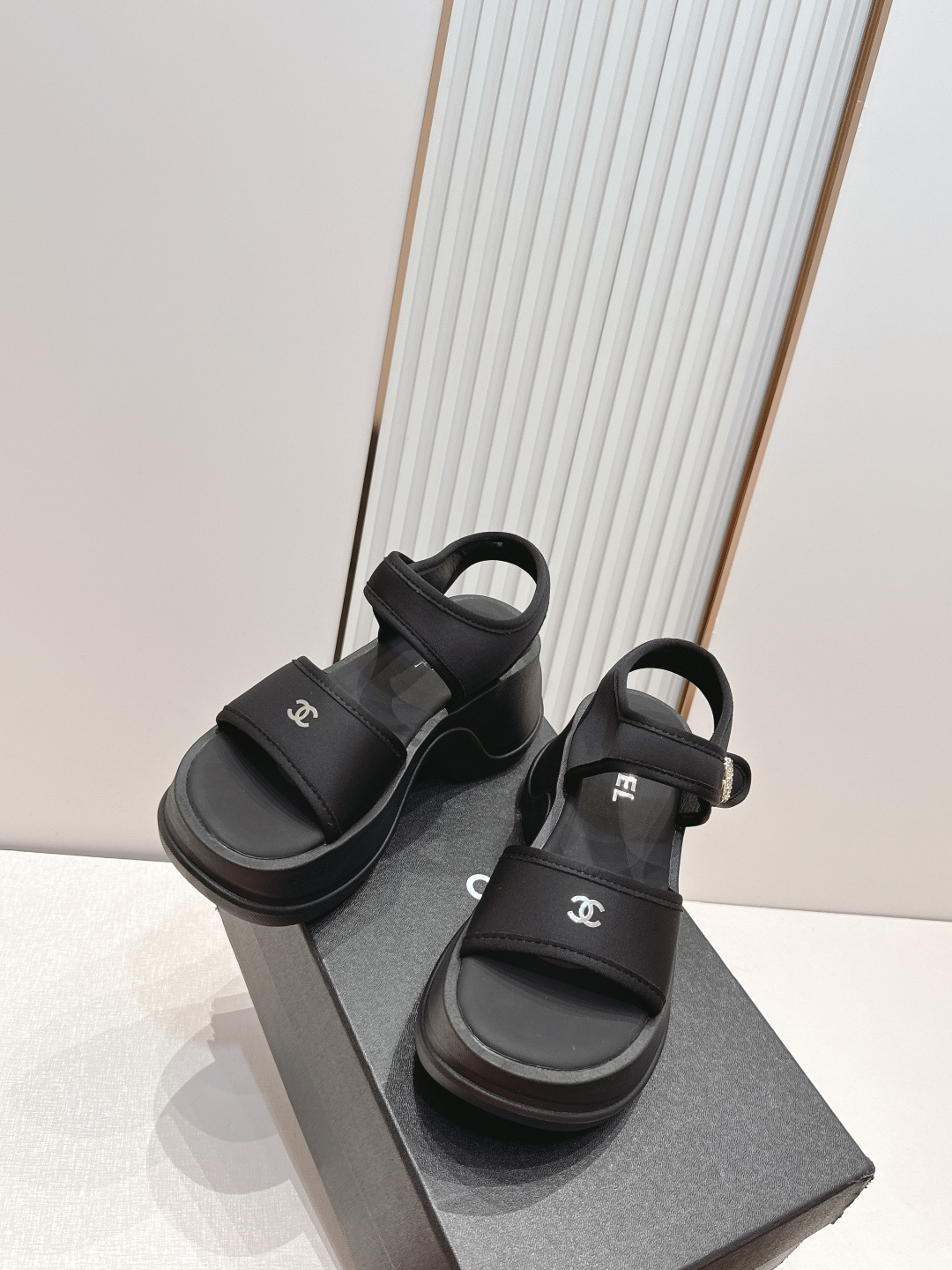 CHANEL香奈儿 2026vs夏季新款凉鞋系列……圆头厚底凉鞋 制皮面、颜色、定制独特的穿皮条复杂工艺