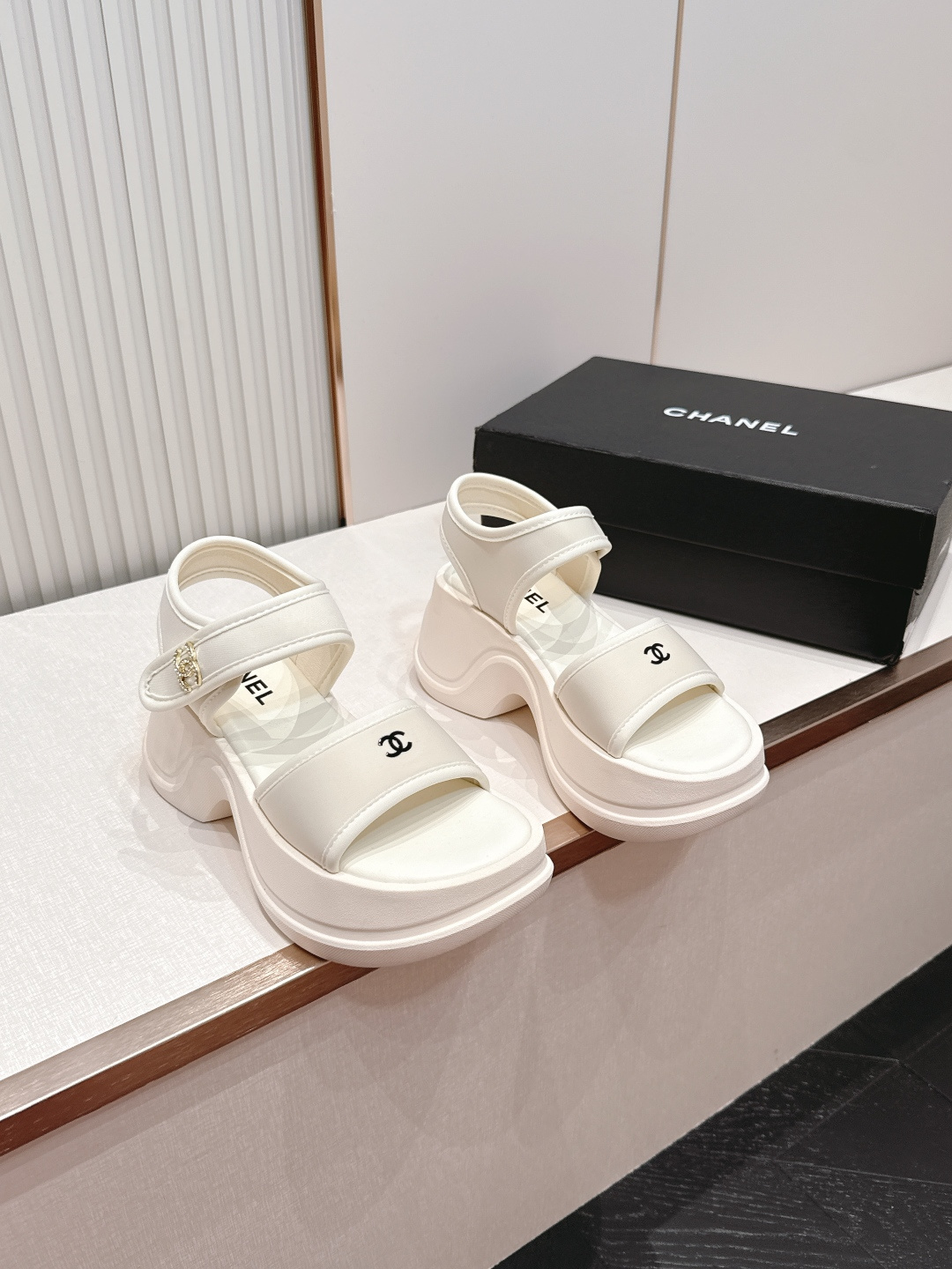 CHANEL香奈儿 2026vs夏季新款凉鞋系列……圆头厚底凉鞋 制皮面、颜色、定制独特的穿皮条复杂工艺