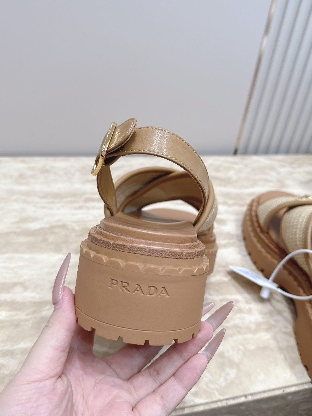 Prada普拉达 新款草编三角扣凉鞋经典时尚气质简约美 呈现柔美廓形,优雅的当代风格细节尽显活力。搭配大 Prada普拉达 新款草编三角扣凉鞋经典时尚气质简约美 呈现柔美廓形,优雅的当代风格细节尽显活力。搭配大