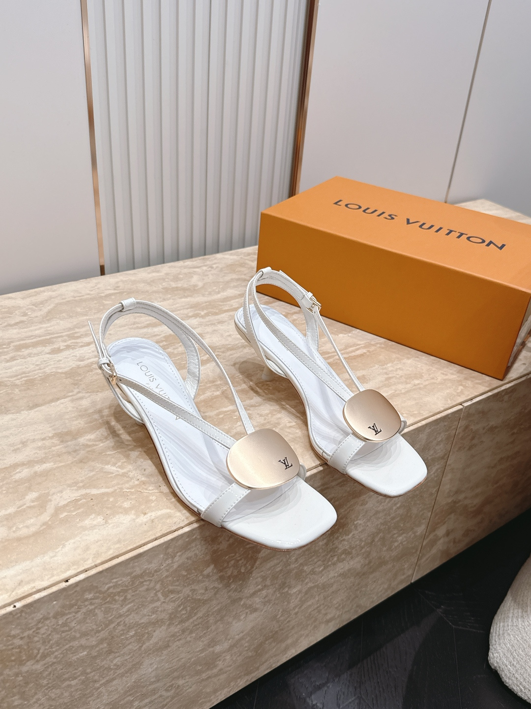 NO:885673,LV Donkey Brand 2026 Summer Series Sandals Slippers with metal round buckles + simple clip-on design, with a French sense of laziness. The flat-soled models are so comfortable that you won’t feel tired even if you run around all day long. The thin-heeled models can turn into gentle heroines in seconds. Each color directly touches my heart!  A must-have item for summer shoe cabinets. From commuting, shopping to dating, a pair can be used for all occasions. If you have difficulty choosing colors, just put them all in!  The most popular treasure sandals!  The square toe + pinned toe design makes your feet slimmer, and the metal round buckle adds a bit of sophistication. It can create a gentle, cool, and energetic style. It gives you summer happiness. Size: 35-39/40.41 Customized, split-toe sandals, louis vuitton, louis vuitton, sandals, slippers19860909LV驴牌2026夏季系列 凉鞋 拖鞋金属圆扣+简约夹脚设计,自带法式慵懒感,平底款舒服到暴走一天都不累,细跟款又能秒变温柔大女主,每种颜色直接戳中我的心巴！ 夏日鞋柜刚需款,从通勤、逛街到约会,一双就能hold住所有场合,颜色选择困难症直接all in！ 被问爆的宝藏凉鞋！方头+夹脚的设计超显脚瘦,金属圆扣又添了几分精致,温柔的、酷飒的、元气的风格都能搭出来,夏天的快乐是它给的 size:35-39/40.41定做,分趾鞋凉鞋,louis vuitton,louis vuitton,sandals,slippers,Women's Shoes