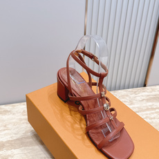 Louis Vuitton LV驴牌夏季新款金属扣粗跟高跟凉鞋简约精致,高级感满满,尽显优雅气质~上脚 Louis Vuitton LV驴牌夏季新款金属扣粗跟高跟凉鞋简约精致,高级感满满,尽显优雅气质~上脚