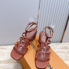 Louis Vuitton LV驴牌夏季新款金属扣粗跟高跟凉鞋简约精致,高级感满满,尽显优雅气质~上脚 Louis Vuitton LV驴牌夏季新款金属扣粗跟高跟凉鞋简约精致,高级感满满,尽显优雅气质~上脚