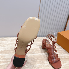 Louis Vuitton LV驴牌夏季新款金属扣粗跟高跟凉鞋简约精致,高级感满满,尽显优雅气质~上脚 Louis Vuitton LV驴牌夏季新款金属扣粗跟高跟凉鞋简约精致,高级感满满,尽显优雅气质~上脚