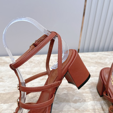 Louis Vuitton LV驴牌夏季新款金属扣粗跟高跟凉鞋简约精致,高级感满满,尽显优雅气质~上脚 Louis Vuitton LV驴牌夏季新款金属扣粗跟高跟凉鞋简约精致,高级感满满,尽显优雅气质~上脚