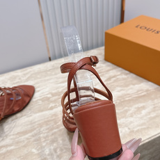 Louis Vuitton LV驴牌夏季新款金属扣粗跟高跟凉鞋简约精致,高级感满满,尽显优雅气质~上脚 Louis Vuitton LV驴牌夏季新款金属扣粗跟高跟凉鞋简约精致,高级感满满,尽显优雅气质~上脚