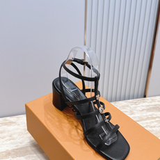 Louis Vuitton LV驴牌夏季新款金属扣粗跟高跟凉鞋简约精致,高级感满满,尽显优雅气质~上脚 Louis Vuitton LV驴牌夏季新款金属扣粗跟高跟凉鞋简约精致,高级感满满,尽显优雅气质~上脚